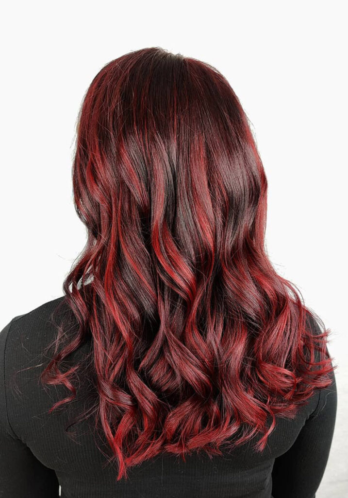 Punaiset pitkät kiharretut hiukset